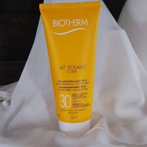 Biotherm Lait Solaire Corps SPF 30 Moisturizing Sunscreen - Yellow